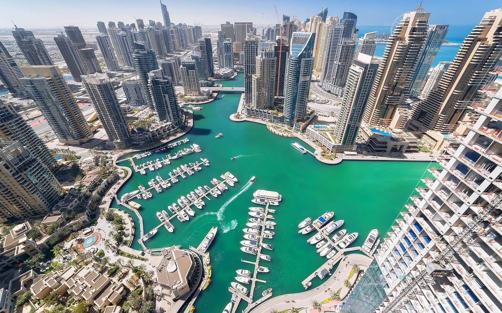 Dubai Marina'nın havadan görünümü; turkuaz kanal, yat limanı ve çevresini saran gökdelenler
