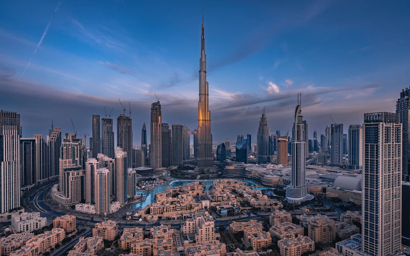 Alacakaranlıkta Burj Khalifa ve Downtown Dubai silueti, havadan geniş açı