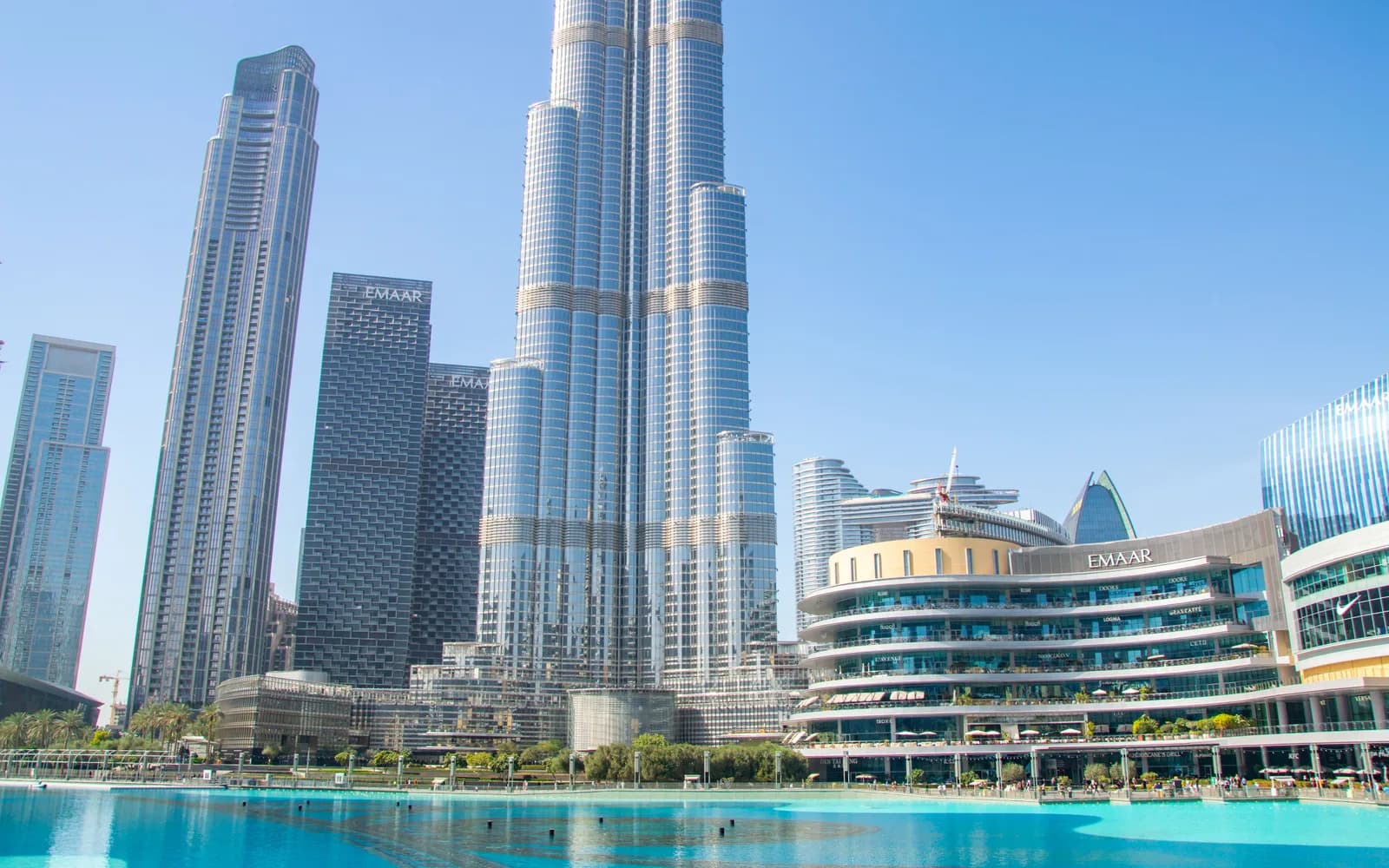 Gündüz Burj Khalifa, Downtown Dubai gökdelenleri ve önündeki Dubai Fountain havuzu