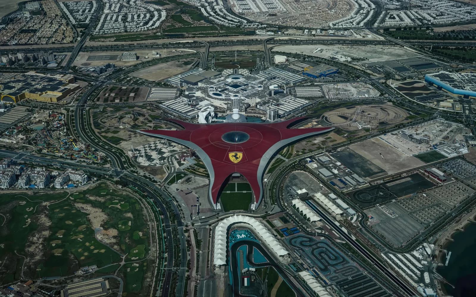 Abu Dhabi Yas Adası'ndaki Ferrari World'ün kırmızı yıldız biçimli çatısı ve Ferrari amblemi, havadan