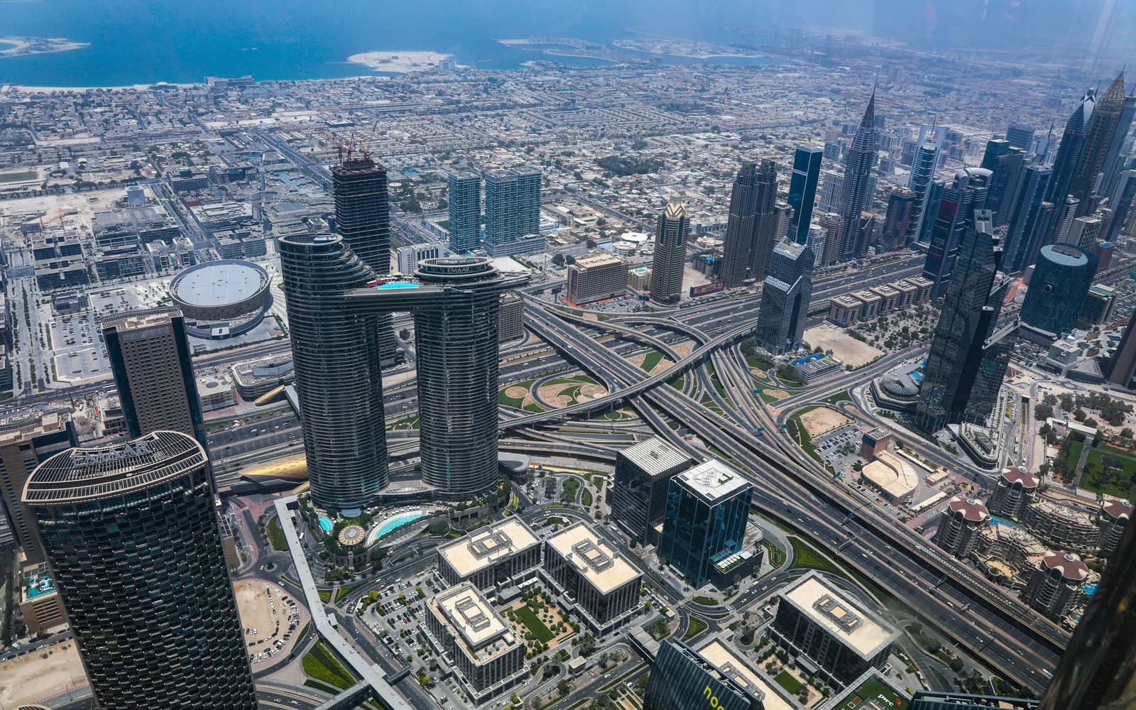 Downtown Dubai, Sheikh Zayed Yolu ve gökdelenlerin havadan görünümü; helikopter turunda görülen manzara