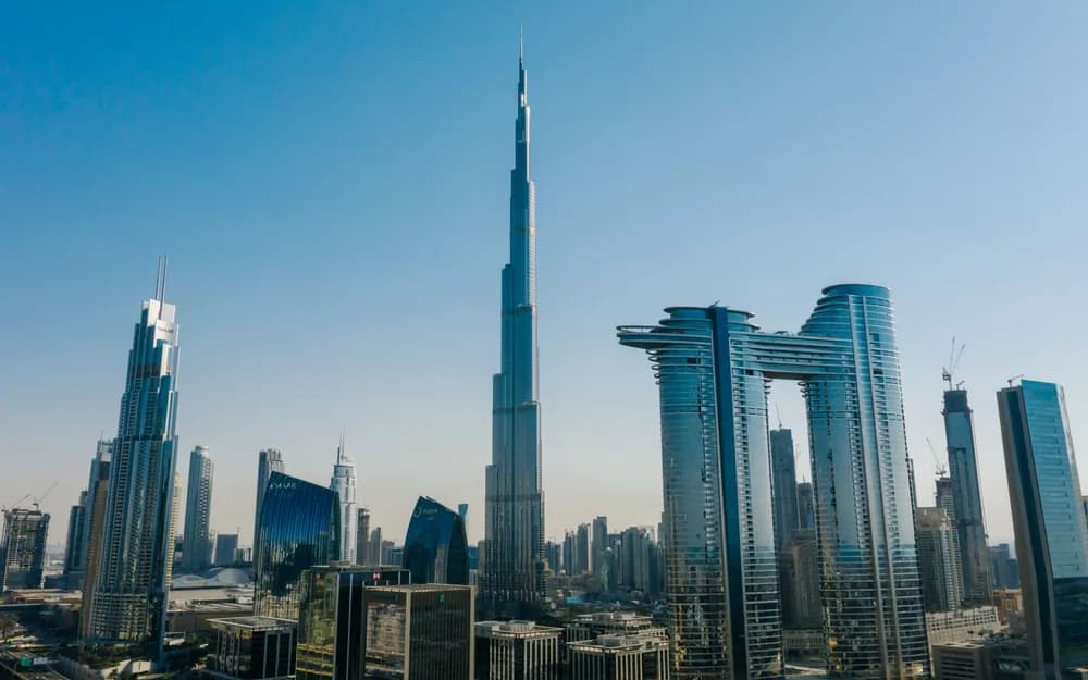 Gündüz açık mavi gökyüzü altında Burj Khalifa ve Dubai şehir merkezi silueti