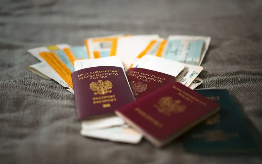 Masa üzerinde pasaportlar, uçuş biletleri ve seyahat evrakları