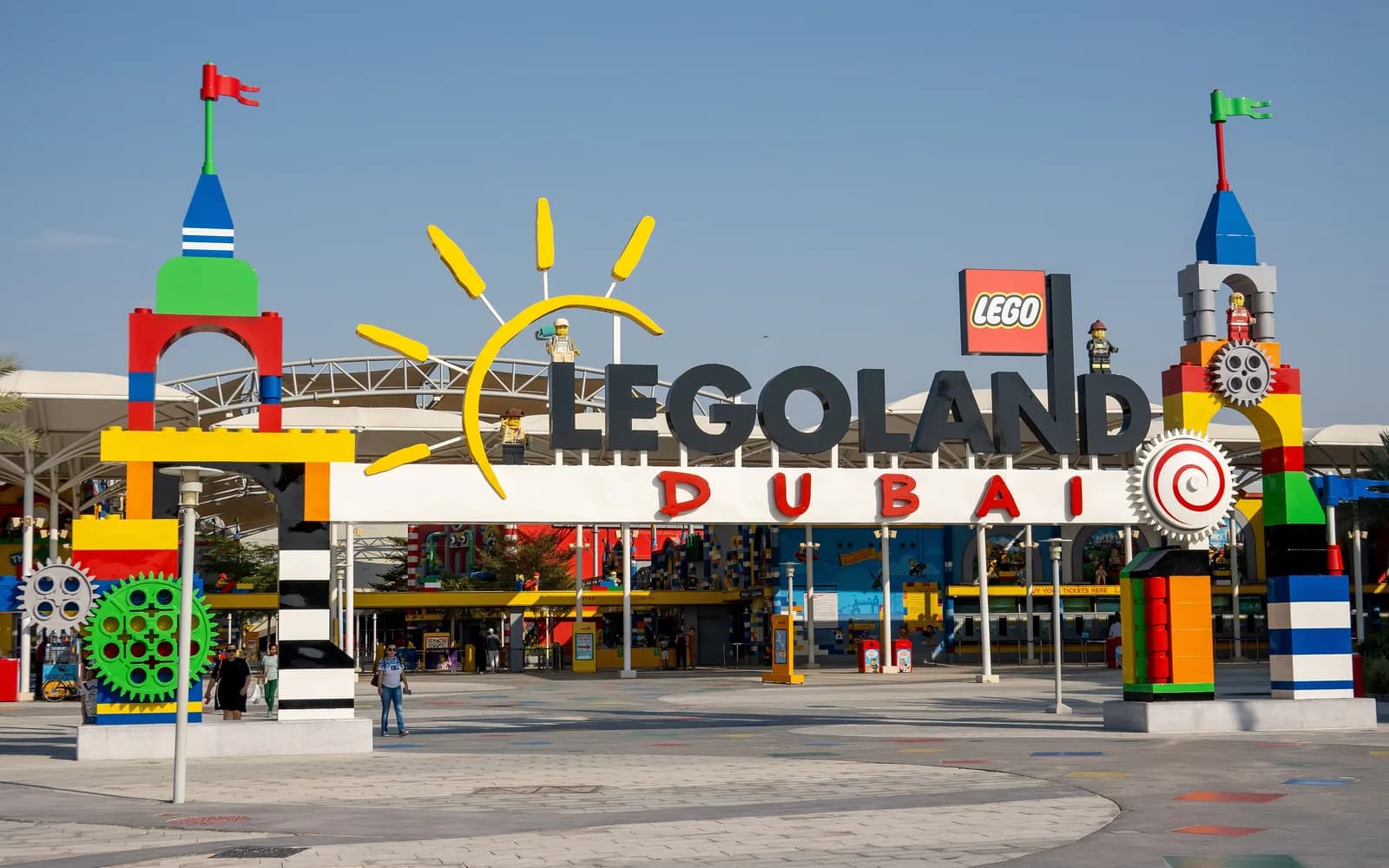 LEGOLAND Dubai'nin renkli LEGO kuleleri ve tabelasıyla çevrili giriş takı