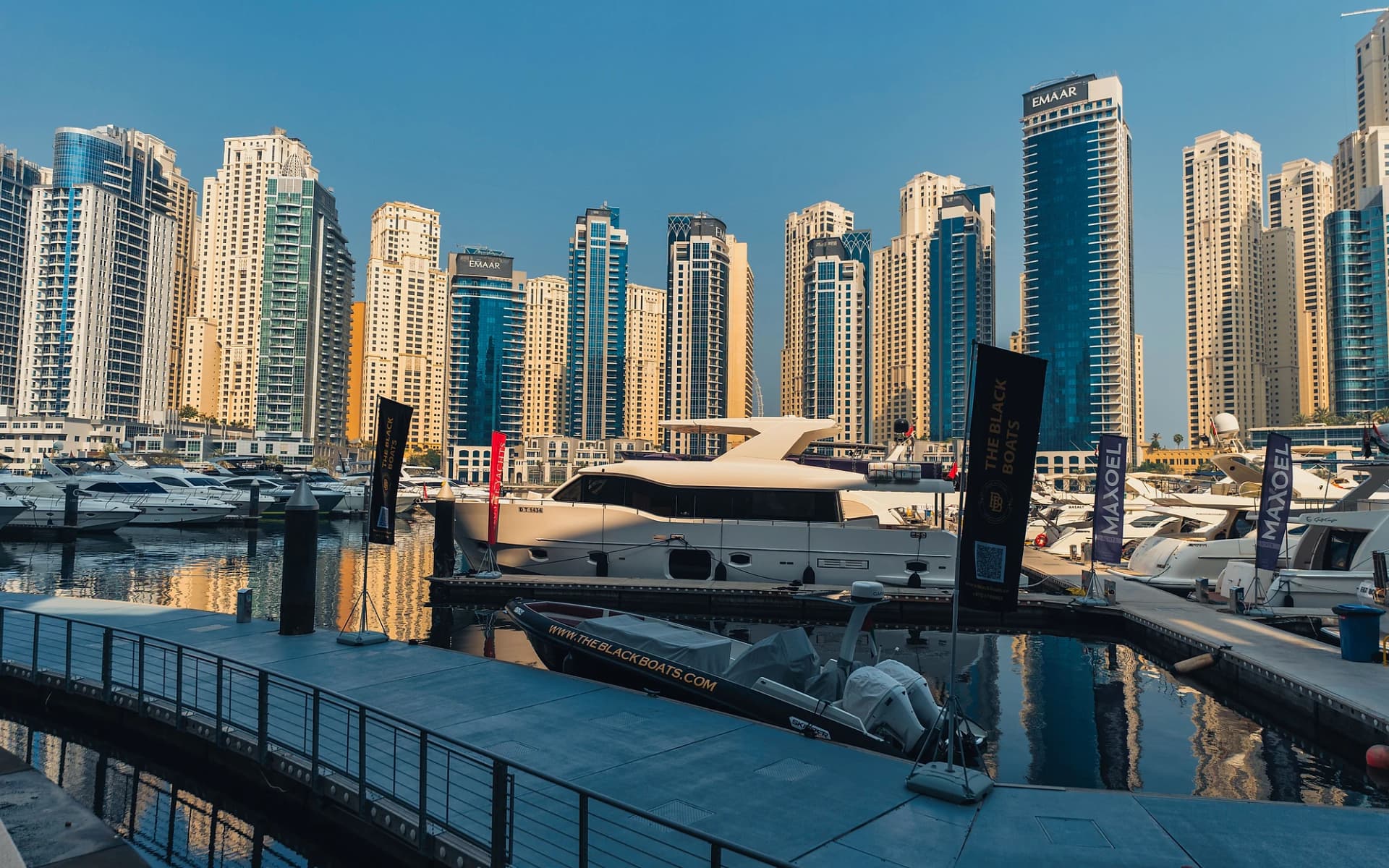 Dubai Marina'da yat limani ve arkada yükselen gökdelenler