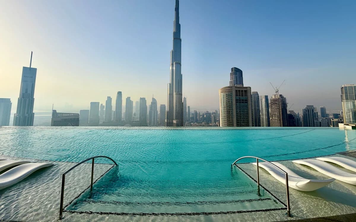 Dubai Marina'da turkuaz suda demirli lüks yatlar, havadan görünüm