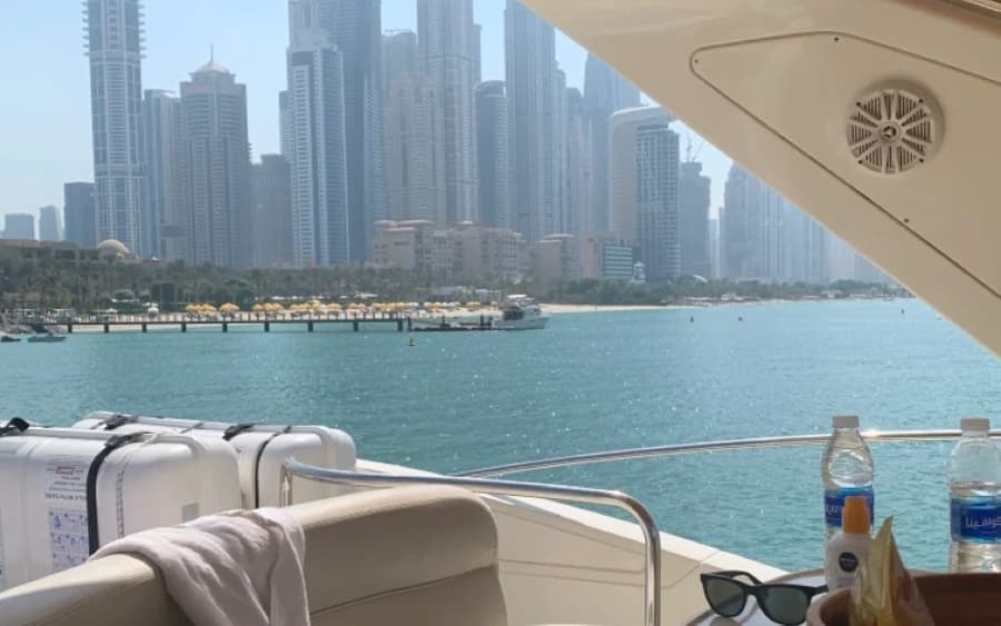 Yat güvertesinden Dubai Marina gökdelenleri ve sahil manzarası