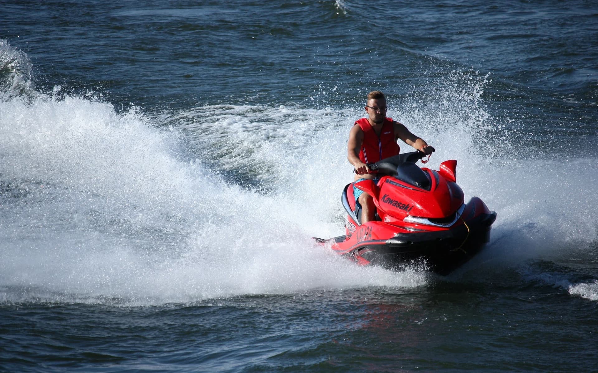 Denizde jet ski sürüşü sırasında savrulan su