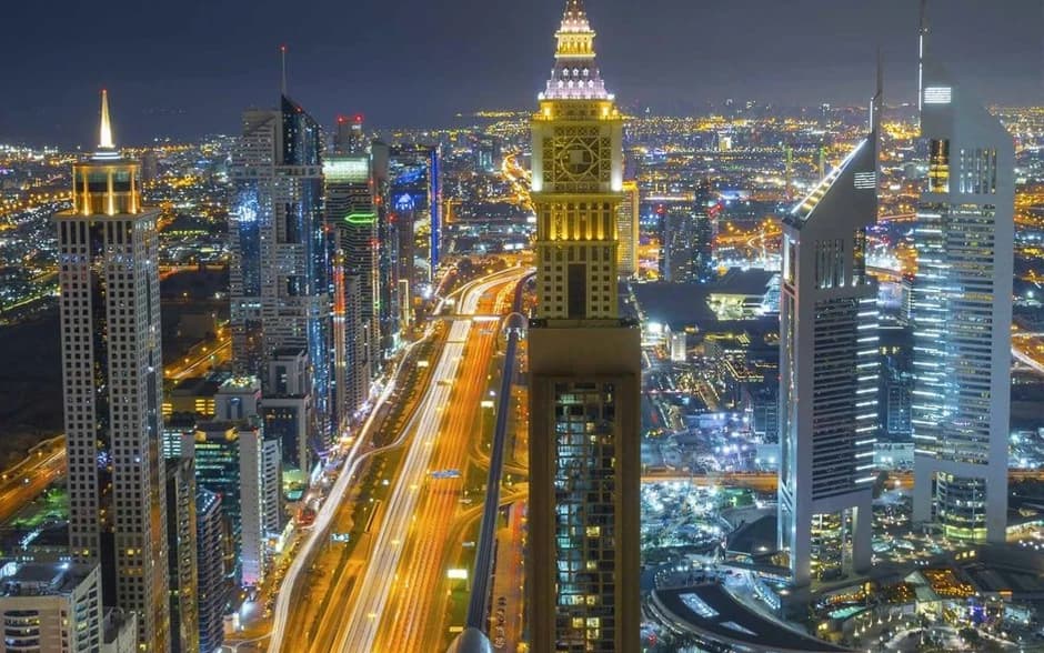 Gece Sheikh Zayed Yolu ve aydınlatılmış Dubai gökdelenleri, havadan görünüm